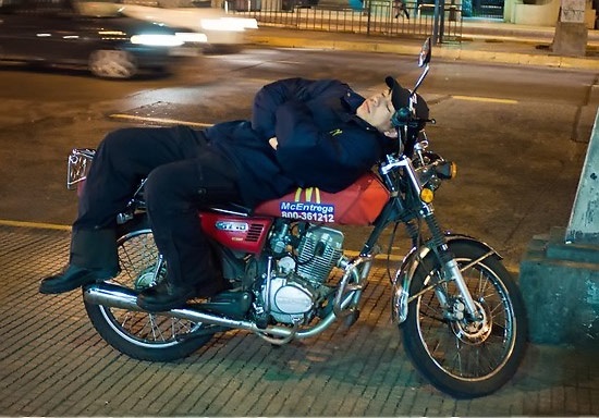 Можно ли спать на мотоцикле?! Часть 2 (15 фото)