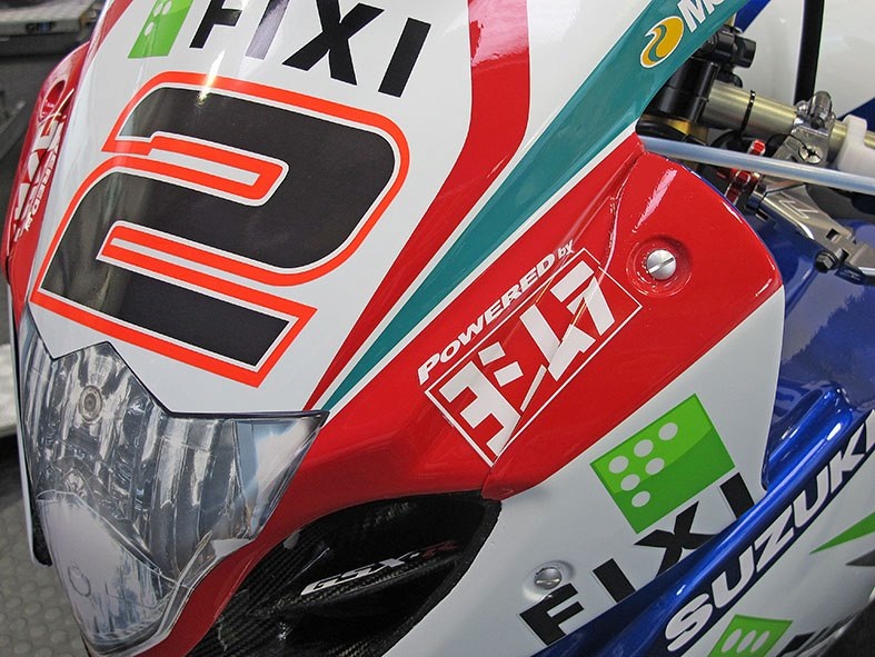 Гоночные цвета мотоциклов Suzuki GSX-R1000 2013 команды Fixi Crescent Suzuki