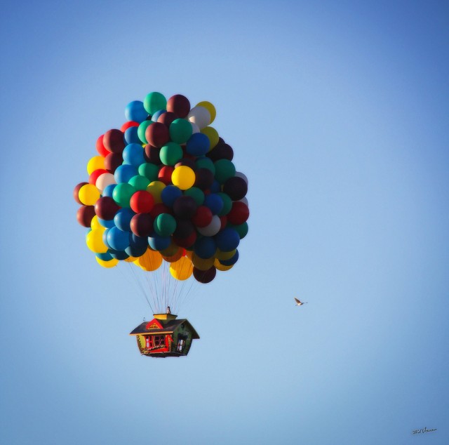 Поднятый в небо дом - на воздушных шариках